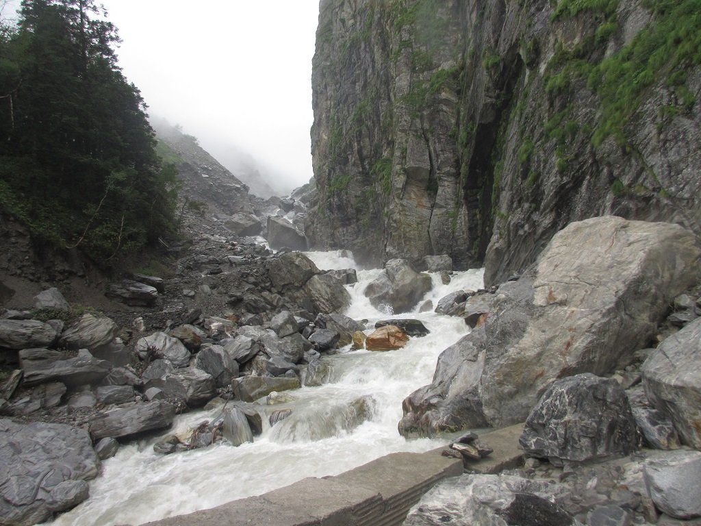 Utttarakhand Trip Trek: Valley of Flowers Hemkund Sahib Trek laxman-ganga-river-enroute-valley-of-flowers