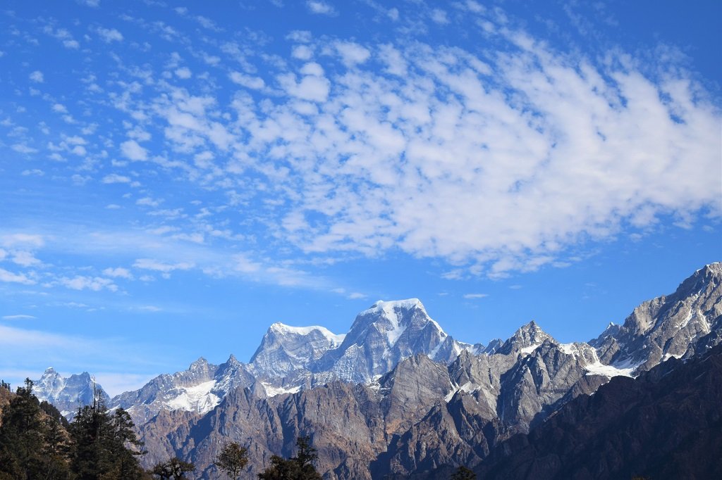 beautiful snow coverd mountains on kuari pass trek