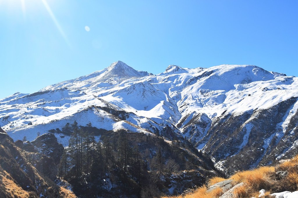 beautiful snow coverd mountains on kuari pass trek