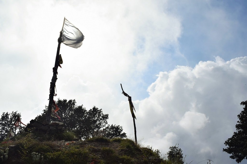 flag of naag devta on nag tibba trek