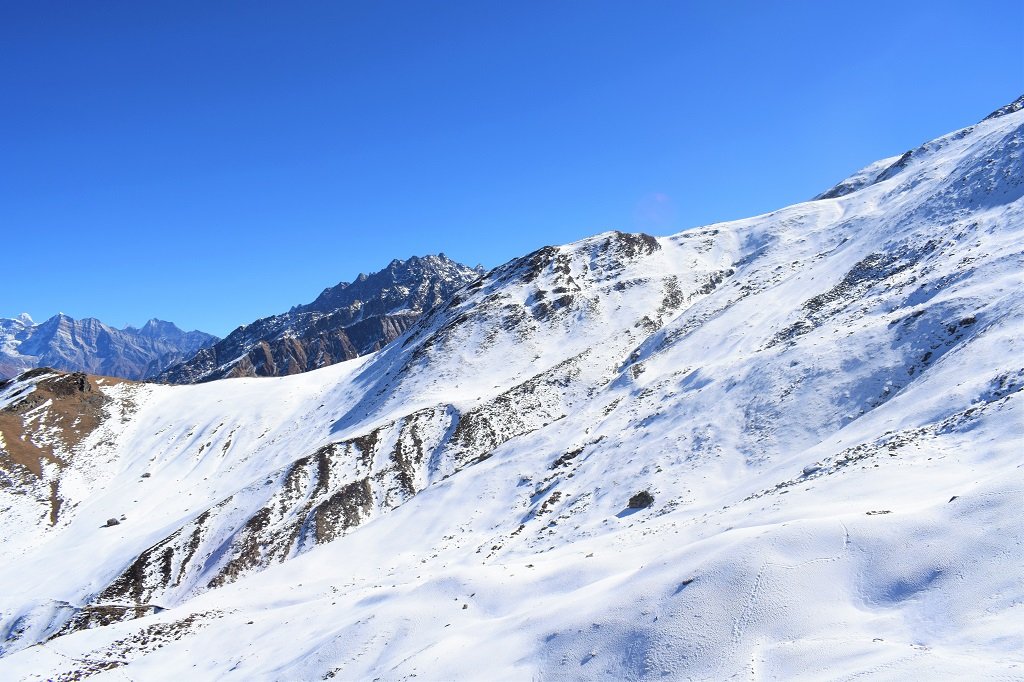 snow coverd mountains on kuari pass trek