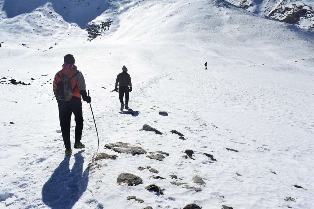 walk on snow at kuari pass trek