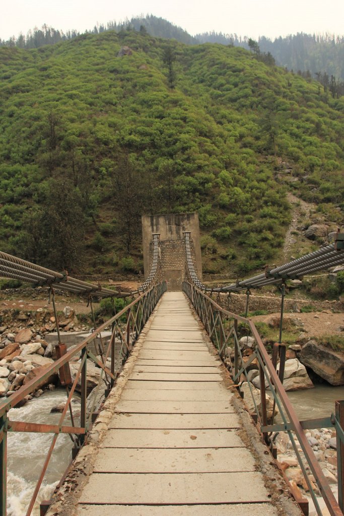 wooden bridge en route of har ki dun