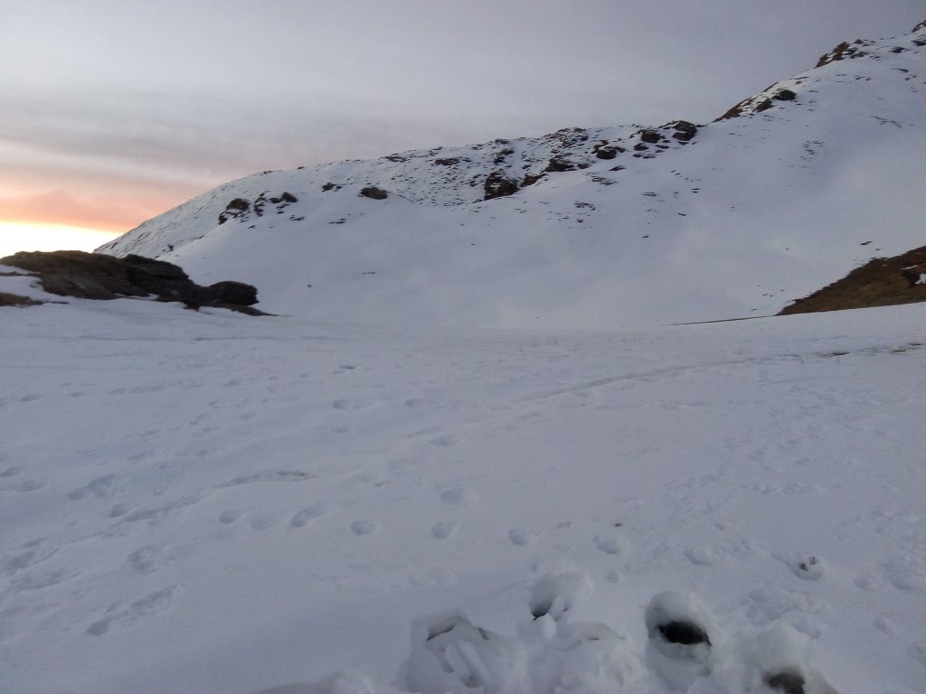 Snow fall at Kedarkanth Trek