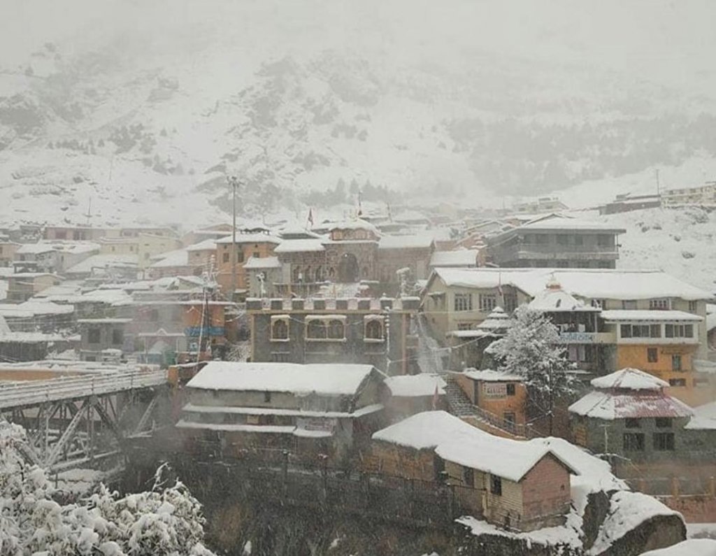 snow fall in badrinath temple