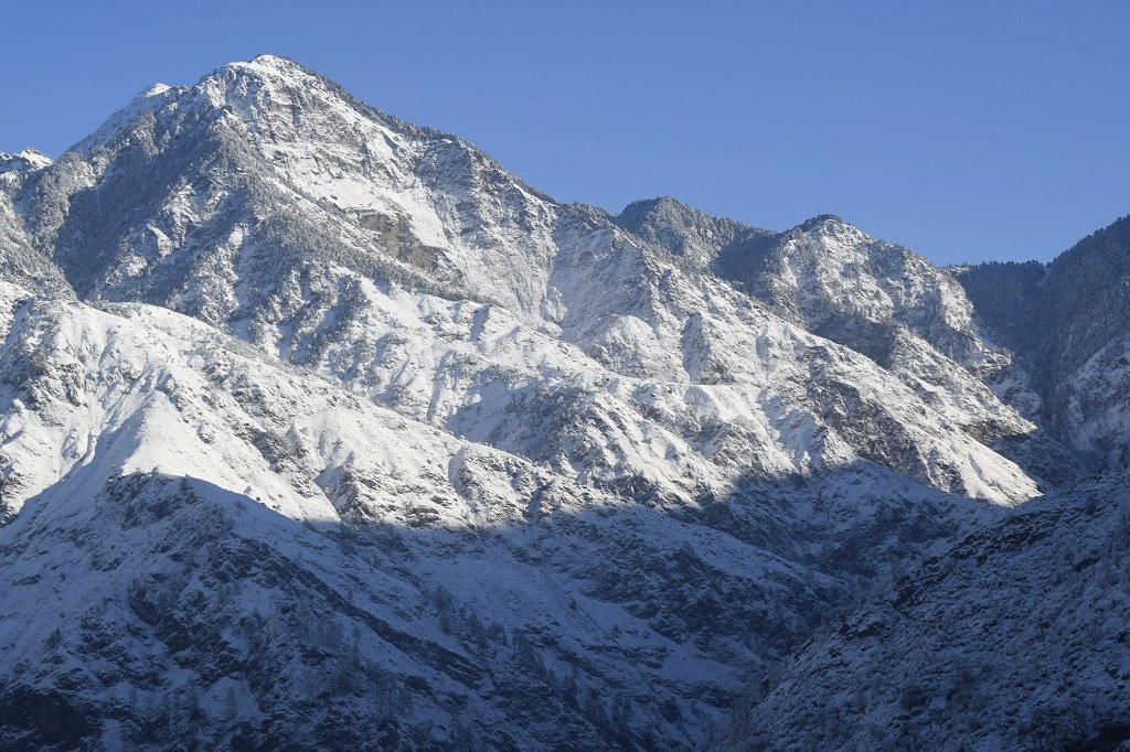 snow coverd mountain on kedarkanth trek