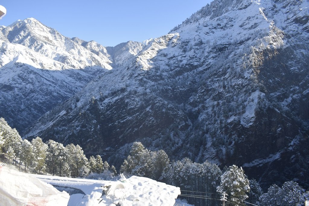 snow coverd mountain on kedarkanth trek