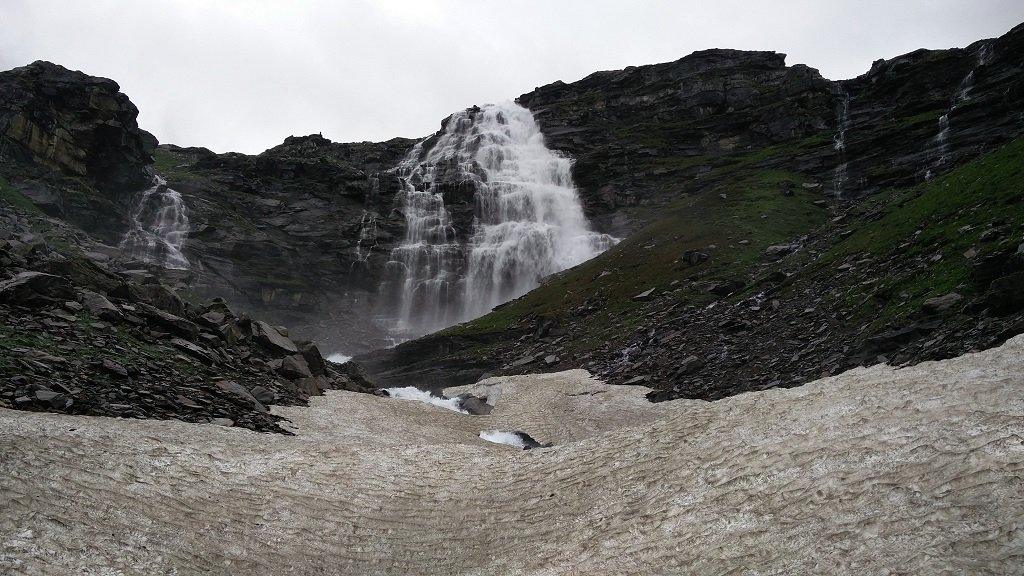 water fall on rupin pass trek