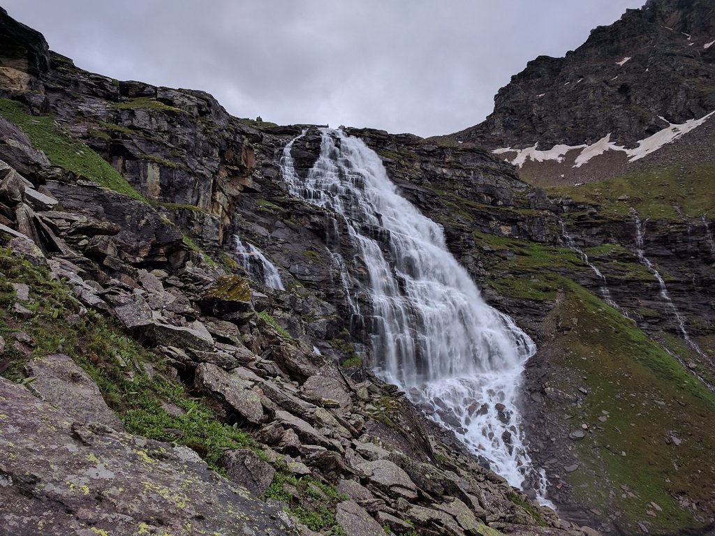 water fall on rupin pass trek